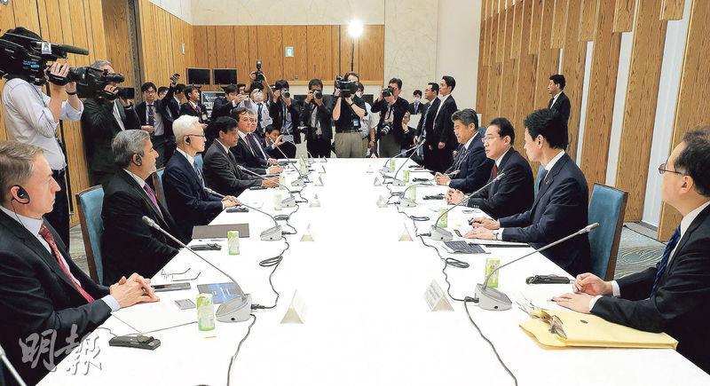日本首相岸田文雄（右三）昨於東京與主要半導體製造商負責人舉行會議，爭取晶片大廠在日本提升產能。（法新社）