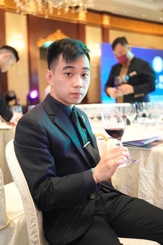 Kenny Tsui品過寧夏的 葡萄酒後，直言想不到原 來已達相當不錯的水平。