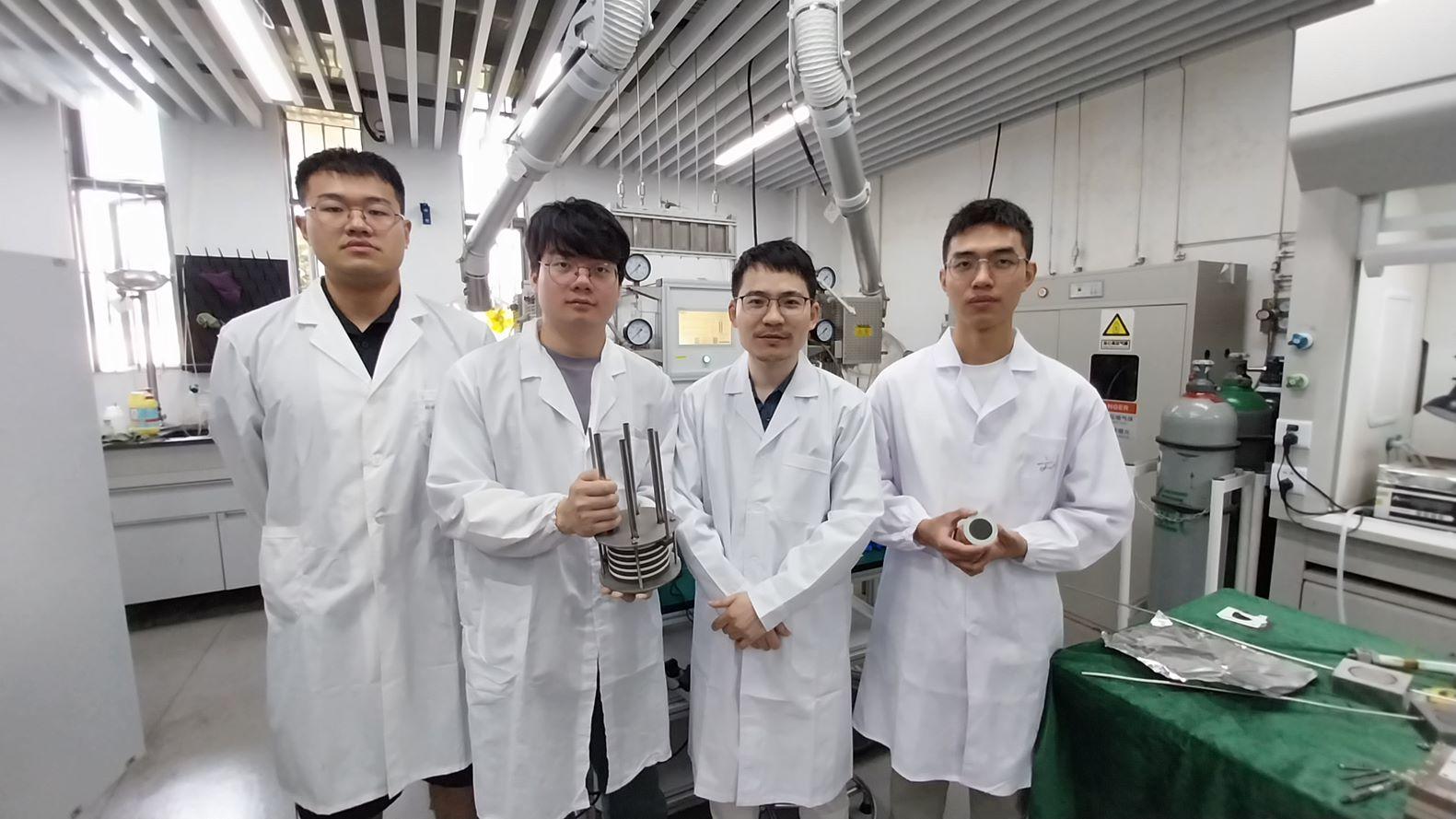 深圳大學土木與交通工程學院助理教授陳彬博士（右二）及其團隊研發新一代固態製氫系統。