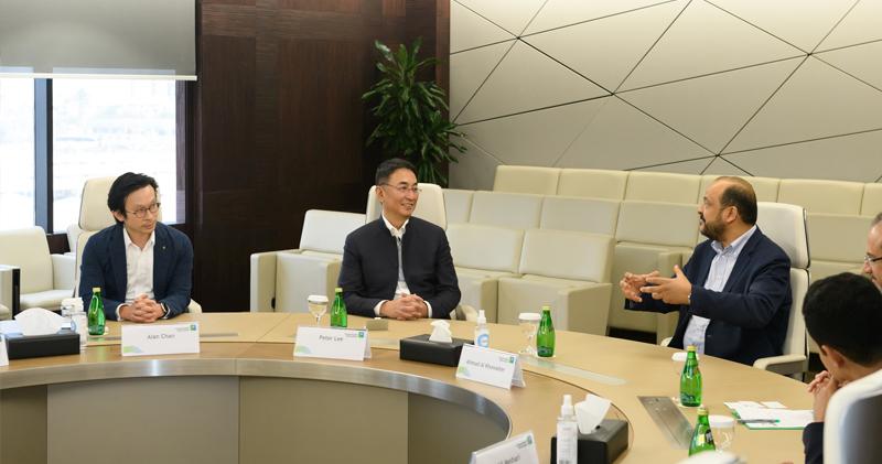 煤氣公司暨港華智慧能源主席李家傑博士（左二）、首席投資總裁陳英龍（左一）與沙特阿美執行副總裁暨首席技術官阿罕麥德∙霍懷特（左三）及高管團隊進行深入交流。