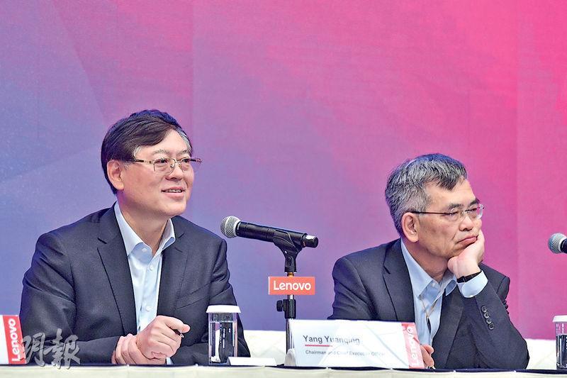 聯想董事長兼首席執行官楊元慶（左）預期個人電腦市場將於下半年復蘇，並承諾今年不裁員。（黃志東攝）