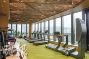 室內健身室設備齊全，住戶可一邊做運動，一邊欣賞外面景色。（馮凱鍵攝）
