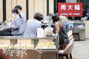 香港5月零售業總銷貨價值347.1億元，回復疫情前逾九成，其中珠寶首飾、鐘表及名貴禮物受惠內地旅客重臨，按年大升75.2％。（中通社）