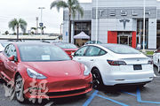 特斯拉（Tesla）全部Model 3車款合資格獲取美國《通脹削減法》（IRA） 的7500美元全額稅務抵免，有助刺激Model 3的銷情。圖為美國加州長灘銷售的Model 3。（資料圖片）