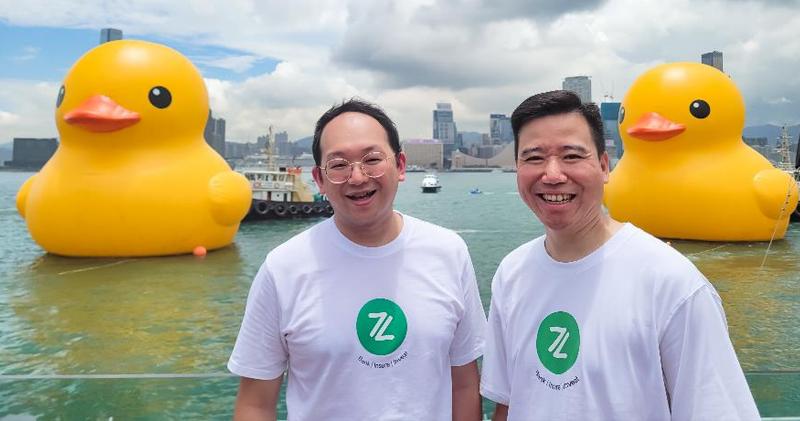 ZA Bank 行政總裁姚文松（右）和替任行政總裁吳忠豪（左）與巨型橡皮鴨合照。