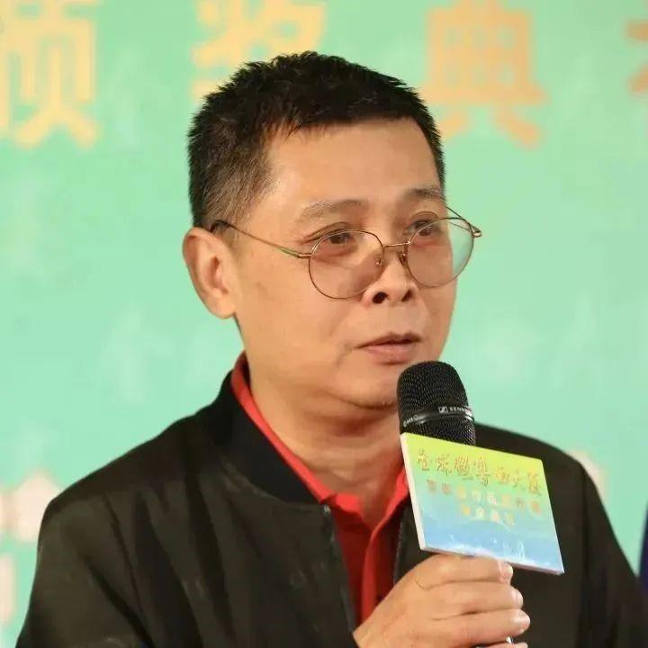 《戲曲迷》作者周志雄透露，身為「戲曲迷」的自己，是受到方興未艾的「粵劇進校園」活動啟發，從而創作了這首金曲。