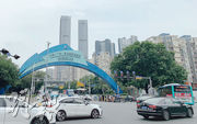 擁有內地居住證，在深圳可以享受與戶籍同等待遇的車輛入戶及駕照辦理、年審政策。（資料圖片）