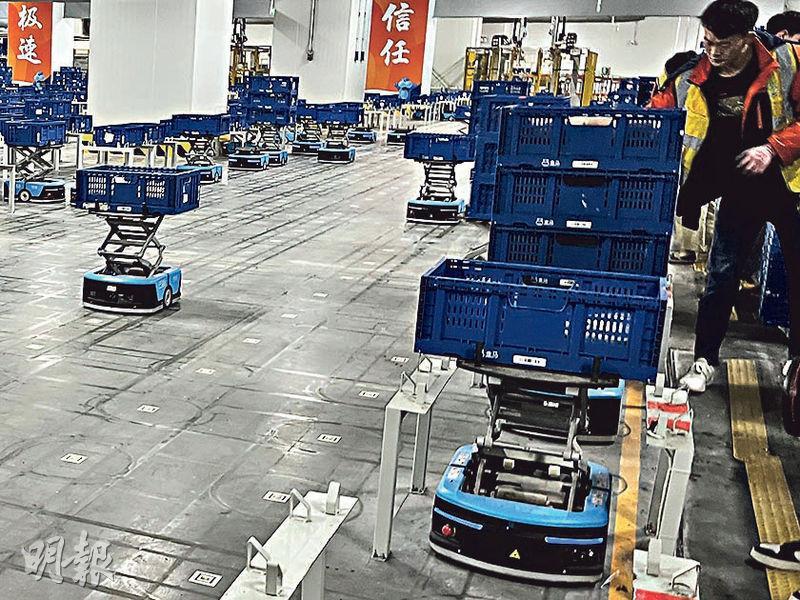 盒馬最大供應鏈運營中心位於上海，投入智能機器人、機械臂等自動化設備。