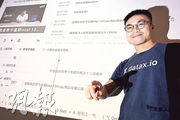Datax Limited行政總裁黃偉俊強調，其線上AI字幕工具Subanana乃使用在廣東話方面經過「加操」的語音辨識模型。圖中下方兩行字，就顯示了現成和經過「加操」的語音辨識模型的分別。（曾憲宗攝）