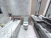洗手間為明廁，以雲石紋為主調，浴缸長近1.5米。