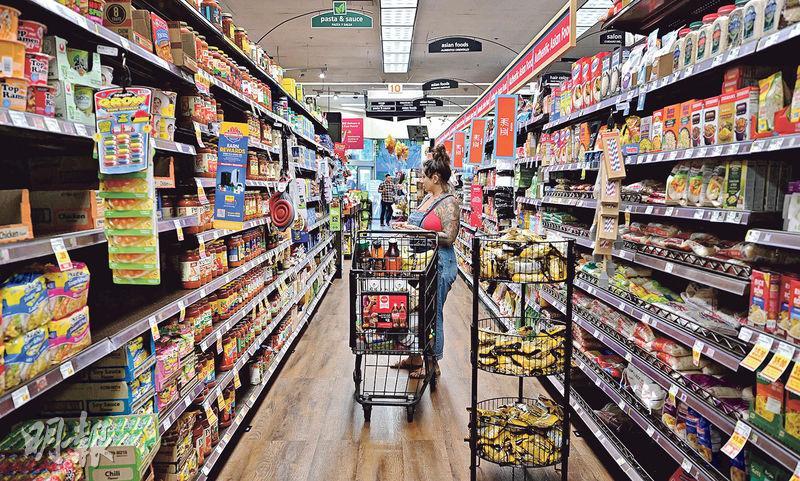 圖為美國加州消費者在超市購物。美國通脹顯著降溫，6月消費者物價指數（CPI）的按年升幅回落至3%，是2021年3月以來最低，鞏固了市場對美聯儲進入加息周期尾聲的預期。（法新社）