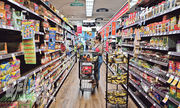 圖為美國加州消費者在超市購物。美國通脹顯著降溫，6月消費者物價指數（CPI）的按年升幅回落至3%，是2021年3月以來最低，鞏固了市場對美聯儲進入加息周期尾聲的預期。（法新社）