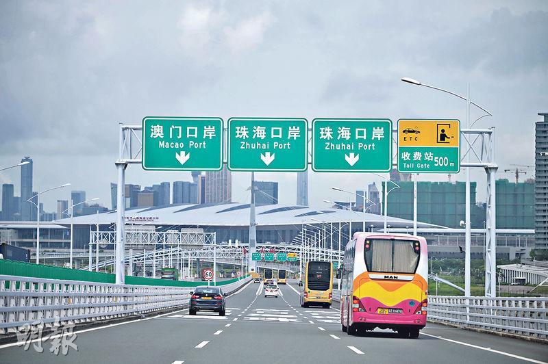 港車北上7月1日起實施，獲批申請的香港私家車可經港珠澳大橋，以自駕方式到廣東省作短期商務、探親或旅遊。（蘇智鑫攝）