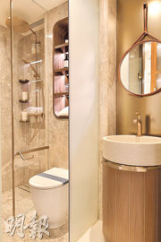 洗手間採乾濕分離設計，內設多個置物空間。
