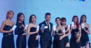 CSL Mobile獨家發售Nothing phone，香港電訊個人業務行政總裁林國誠（右二）連男子組合Mirror三位成員及女子組合Collar一同出席新聞發布會。(鄧宗泓攝)