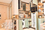 開放式廚房與玄關呈「L」形，設置多個儲物櫃。