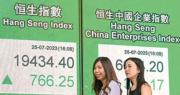 在重磅科網、消費股全線做好下，恒生指數昨收市大升766點或4.1%，為3月1日以來最大單日升幅，成交增至1421億元。（中新社）