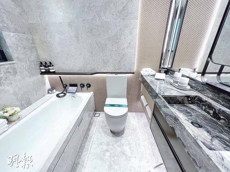 洗手間為明廁，以雲石紋為主調，浴缸長近1.5米。（楊柏賢、劉焌陶攝）