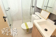 浴室空間算寬敞，配置Panasonic浴室寳、特大雙面鏡櫃等。（劉焌陶攝）