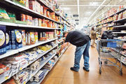 圖為美國芝加哥消費者在超市購物，美國通脹一年來首度回升，不過升幅較分析師預期低。有專家指，最新通脹數據符合市場對經濟可望軟着陸的預期。（法新社）