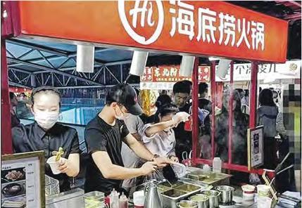 據內媒報道，海底撈近日喺山東青島李村樂客城夜市擺攤賣火鍋，距離最近分店步程只需3分鐘。