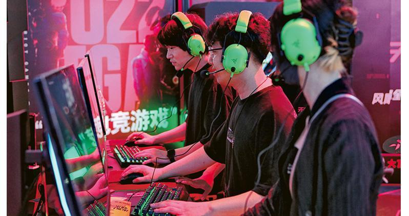 圖為騰訊參與上海第二十屆中國國際數碼互動娛樂展覽遊戲展。該集團表示，由於第2季發布較少高度商業化內容，令本土市場遊戲收入持平，強調只是暫時現象，料今季可恢復至按年增長。（新華社）