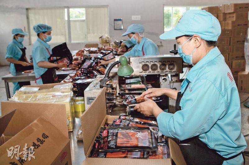 圖為重慶市一家食品公司工人在包裝火鍋底料。有大行指目前內地擴大消費措施缺乏有效、具體的政策，相信大規模刺激政策至少在本季也不會出現。（新華社）