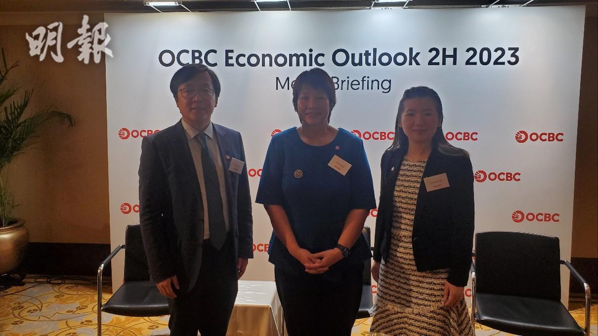 華僑銀行姜靜（右）：料香港今年GDP增3.2% 新盤難爆減價戰。（歐陽偉昉攝）