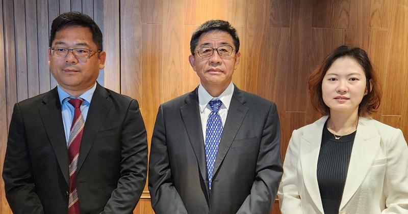 左起：尹富鋼、高亮、董事會辦公室主任王美力
