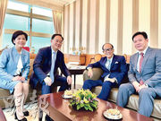 潮州市委書記何曉軍（左二）今年3月訪港，並與李嘉誠（右二）會面時合影。（李嘉誠基金會fb圖片）