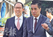 凱柏峰III昨日進行首輪銷售，信置副主席黃永光（左）一早到達尖沙嘴帝國中心銷售現場，以了解市場情况。（劉焌陶攝）
