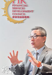 香港金融發展局行政總監區景麟認為，香港須把握機會建立一個受廣泛認可的碳市場，吸引更多為低碳經濟轉型籌集資金的投資者。（劉焌陶攝）