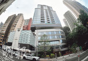 位於中半山堅尼地道22A號的香港佑寧堂，已重建成豪宅，基座部分設有一座可容納500人的聖殿建築，以及為教會所使用的一幢5層高物業及地下室，樓上則屬住宅部分。（劉焌陶攝）