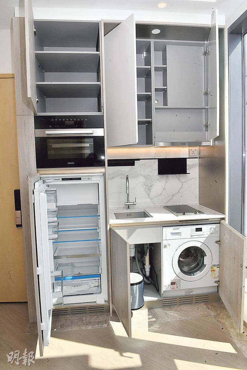 單位採開放式廚房設計，部分配套電器收藏在儲物櫃門後，收納空間充裕。（劉焌陶攝）
