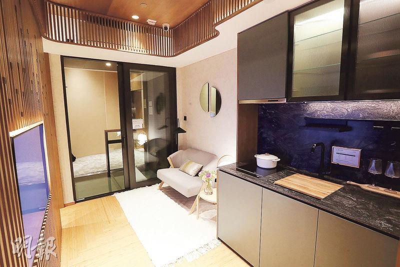 客廳呈窄身長形設計，適宜擺放小型家具，如雙人梳化和小茶几等。