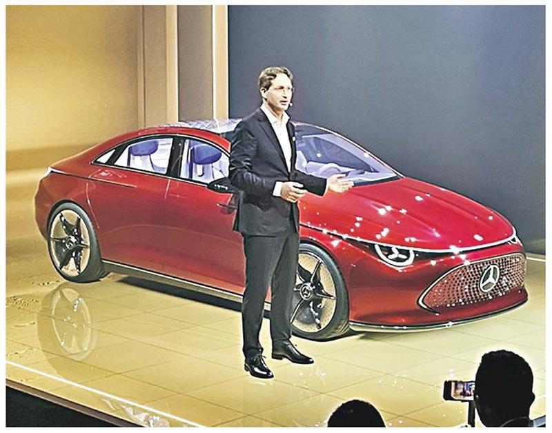 平治（Mercedes-Benz）的純電動CLA Class概念車，在德國慕尼黑的汽車及智能出行博覽會首度亮相，其續航里程可達750公里，超越Tesla目前銷售的所有車型。（網上圖片）