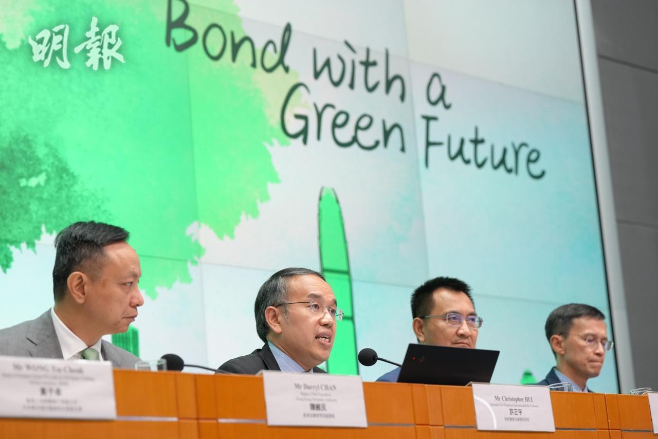 許正宇（左二）：給予空間提升流動性小組提建議 對綠債發行有信心。（鍾林枝攝）