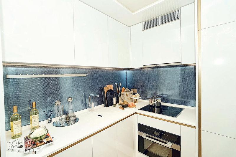 開放式廚房設備齊全，牆身的水紋玻璃飾面，配合全屋設計主調，美觀亦實用。