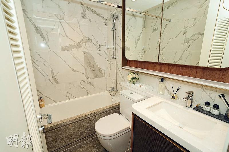 浴室不設窗戶，牆身採用意大利進口瓷磚，整體簡潔明亮。