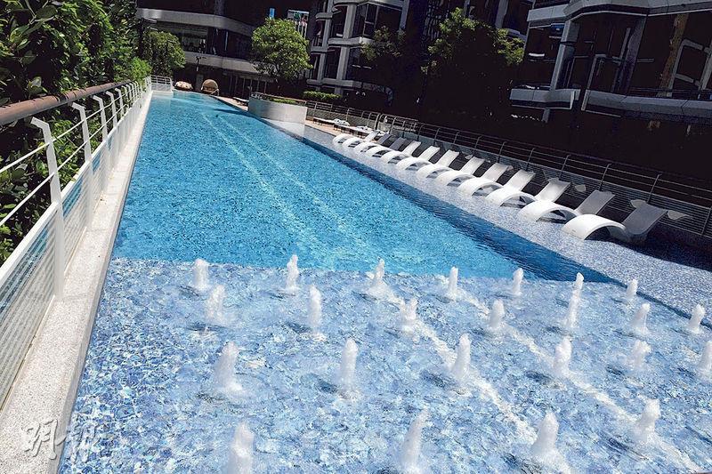 屋苑設有區內罕有的60米長戶外泳池，提升整個屋苑的觀景美感。