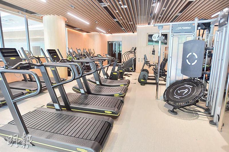 健身室提供24小時服務，並可配合智能科技調節難度。