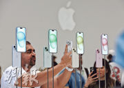 圖為加州蘋果園區展示iPhone 15。蘋果推出iPhone 15系列，有分析認為，iPhone 15部分改進能推高手機均價，有望抵消平淡銷情。（法新社）