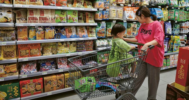 國家統計局公布，8月份中國社會消費品零售總額37,933億元人民幣，按年增長4.6%。圖為深圳市民於超市內選購商品。（中通社）