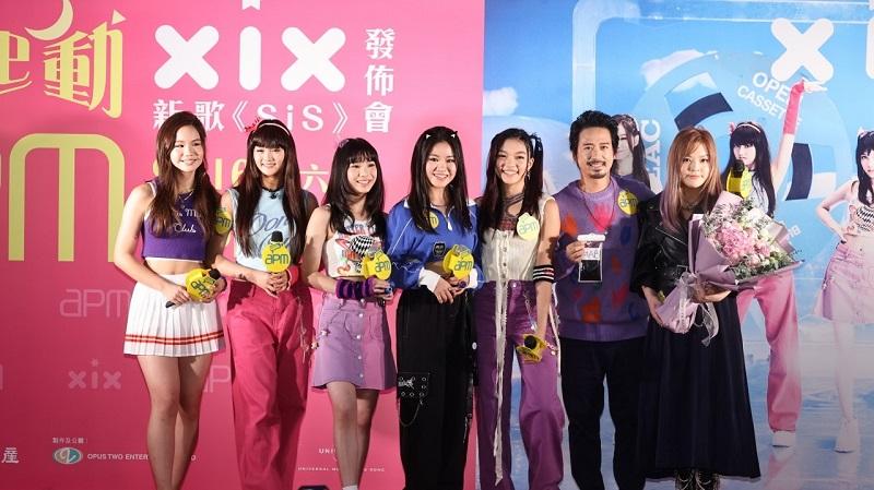 人氣女團XiX舉行新歌發佈會，其經理人郭偉亮（右二）及形象總監葉佩雯（右一）亦有出席