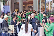 圖為今年4月蘋果在印度孟買門店開幕，庫克親臨造勢並與人合照。蘋果公司近年銳意拓展印度市場及生產線，以抵消中國市場日益高漲的風險。（路透社）
