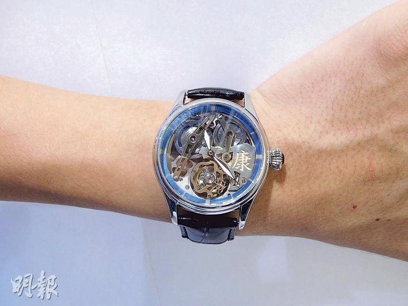 15歲的康穎基設計陀飛輪手表在「香港鐘表展」展出，他指手表的特點是盡量鏤空，以及有一大一小的兩個「康」字，代表父親和他。