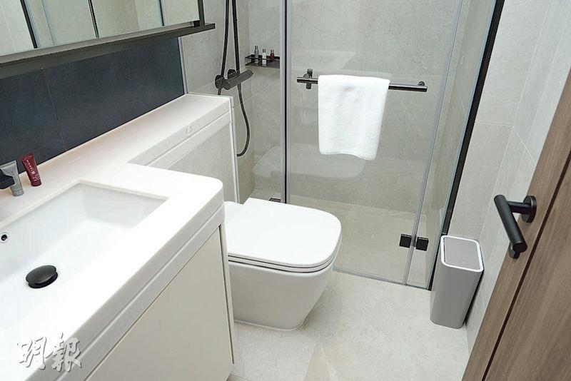 單位浴室貫徹酒店風格，配套齊全，設計大方耐看。