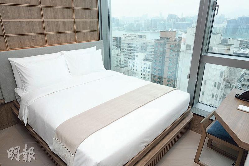 兩間睡房均設大窗，並面向維港，可居高臨下欣賞都市景觀。
