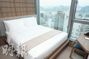 兩間睡房均設大窗，並面向維港，可居高臨下欣賞都市景觀。