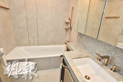 浴室以桃木色及雲石灰為主調，並設簡潔的大浴缸。
